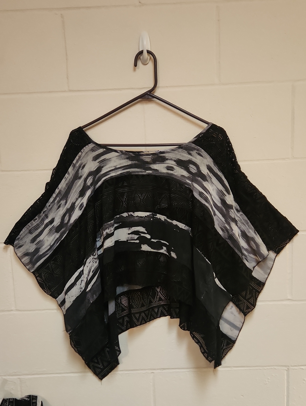 ONE WORLD Black & Gray Patterned Mesh & Knit Poncho Sz XL